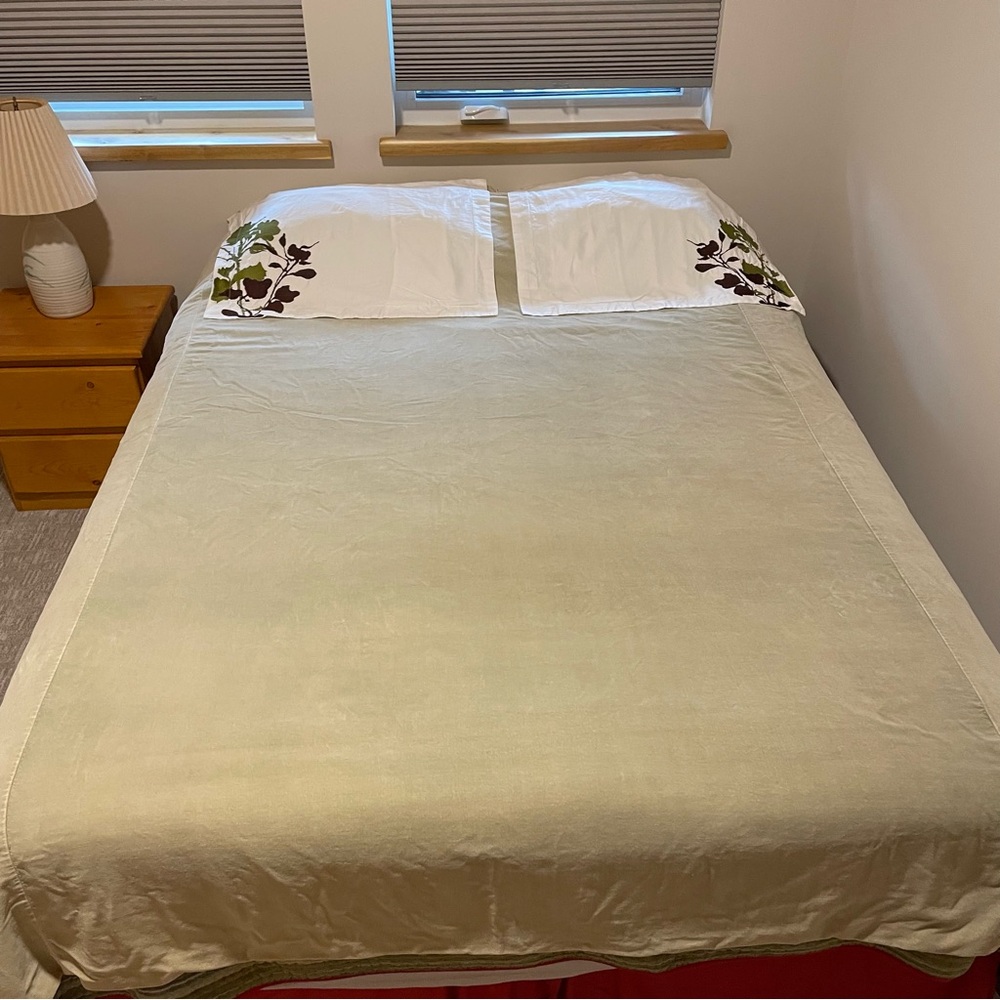 Light sage queen duvet cover with buttons & white pillow case shams